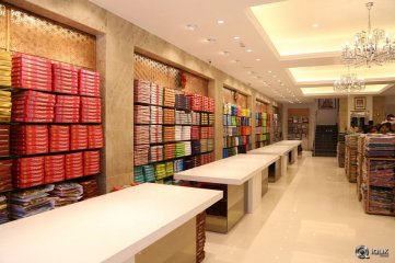 Raashi Khanna Launches Kasam Pullaiah Cloth Merchant in Warangal